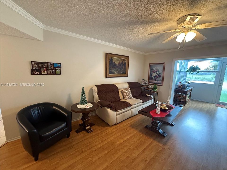 For Sale: $159,900 (2 beds, 2 baths, 1102 Square Feet)