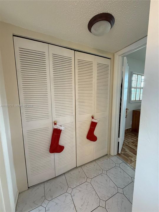 For Sale: $159,900 (2 beds, 2 baths, 1102 Square Feet)