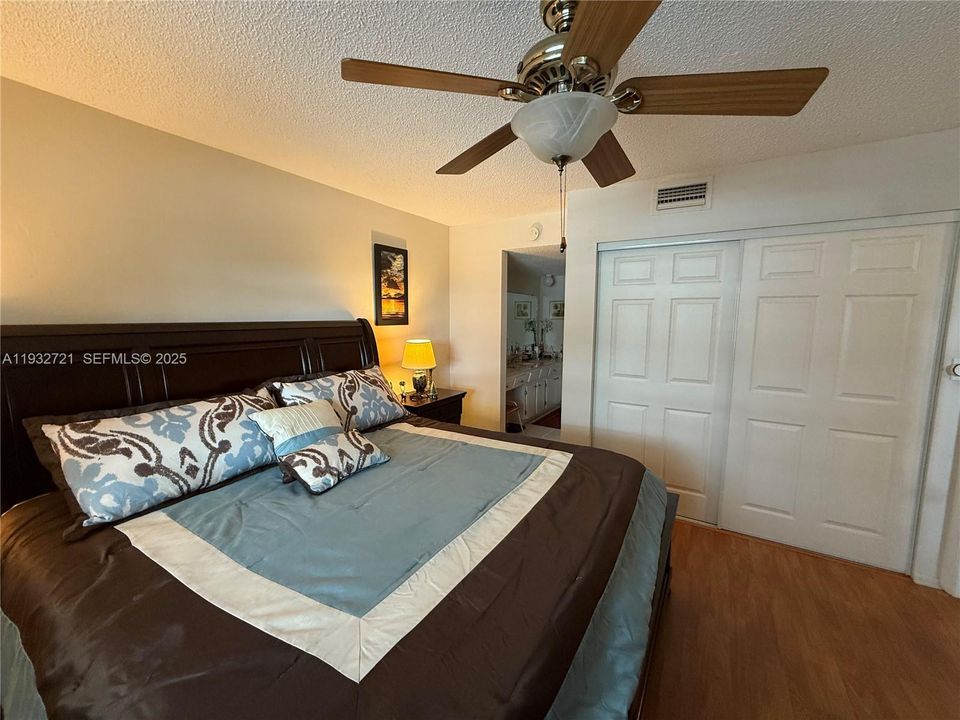 For Sale: $159,900 (2 beds, 2 baths, 1102 Square Feet)