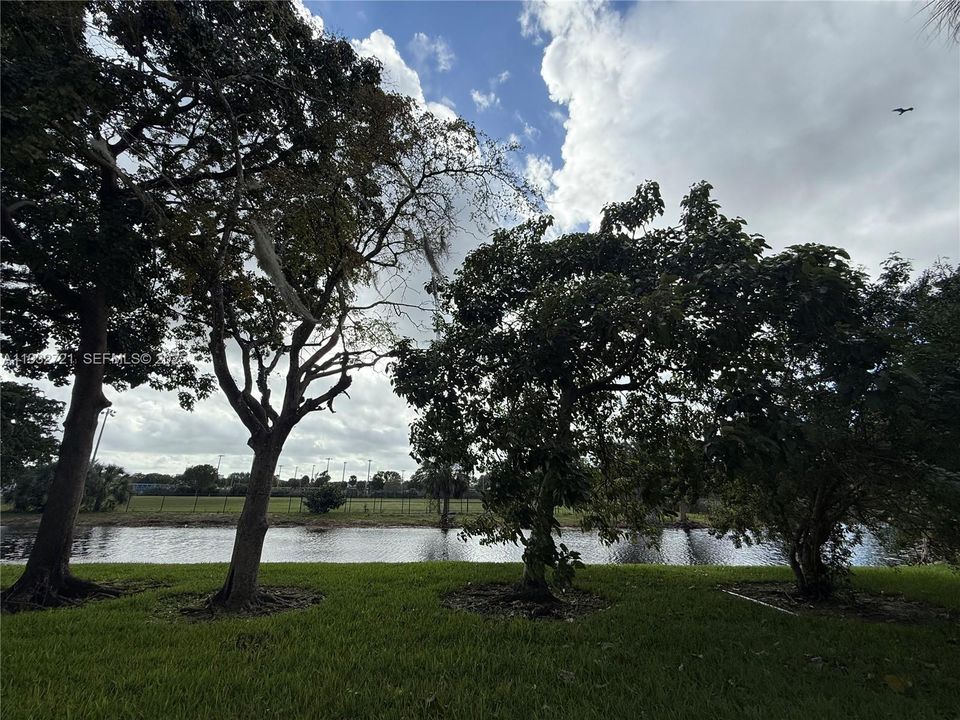 For Sale: $159,900 (2 beds, 2 baths, 1102 Square Feet)