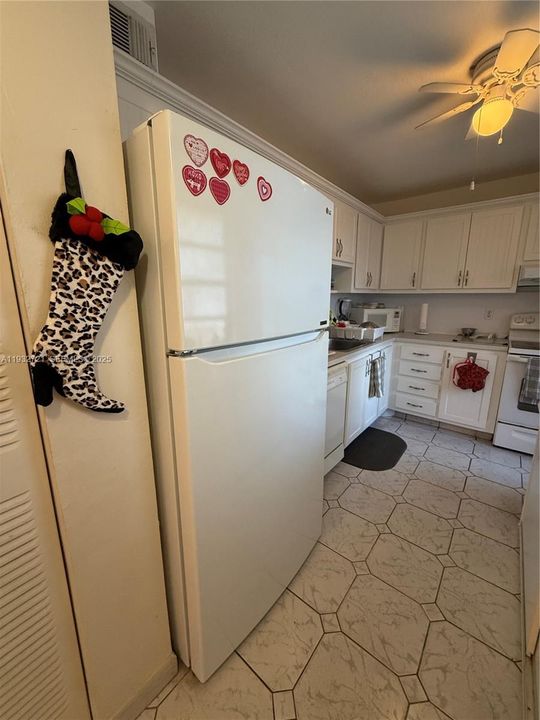 For Sale: $159,900 (2 beds, 2 baths, 1102 Square Feet)