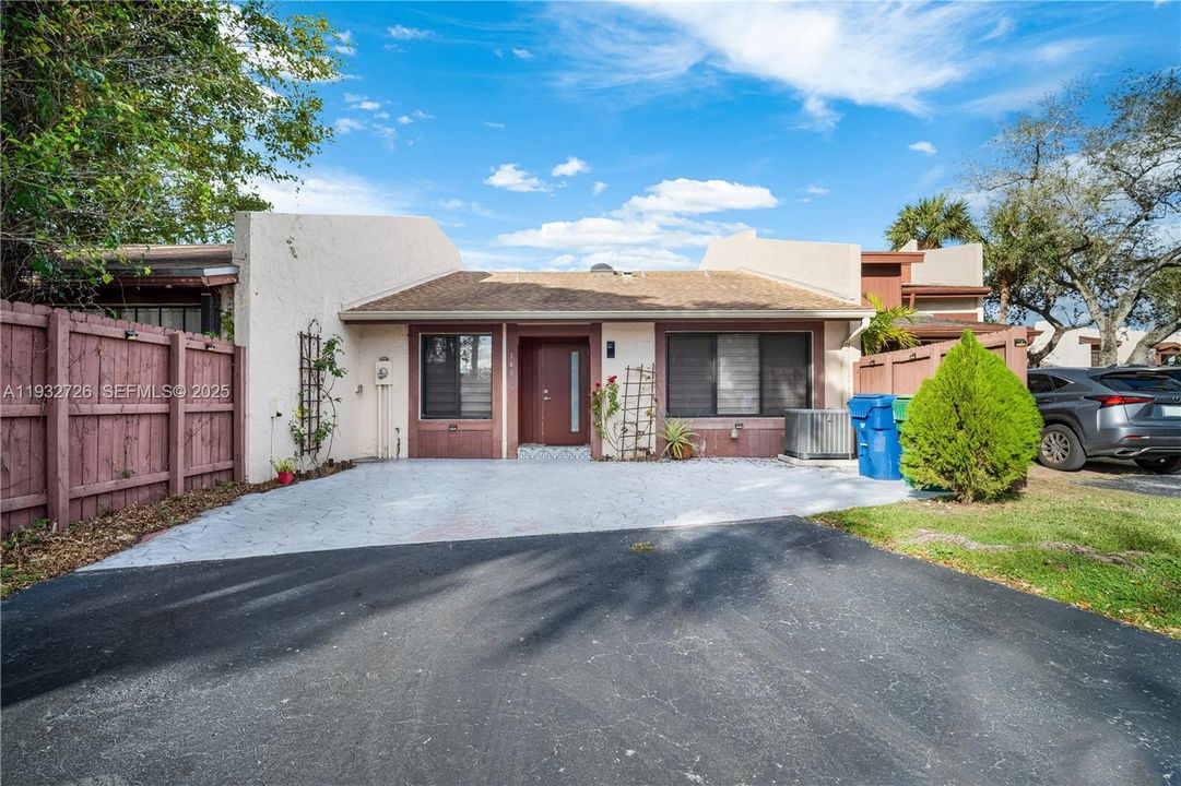 For Rent: $3,200 (3 beds, 2 baths, 1369 Square Feet)