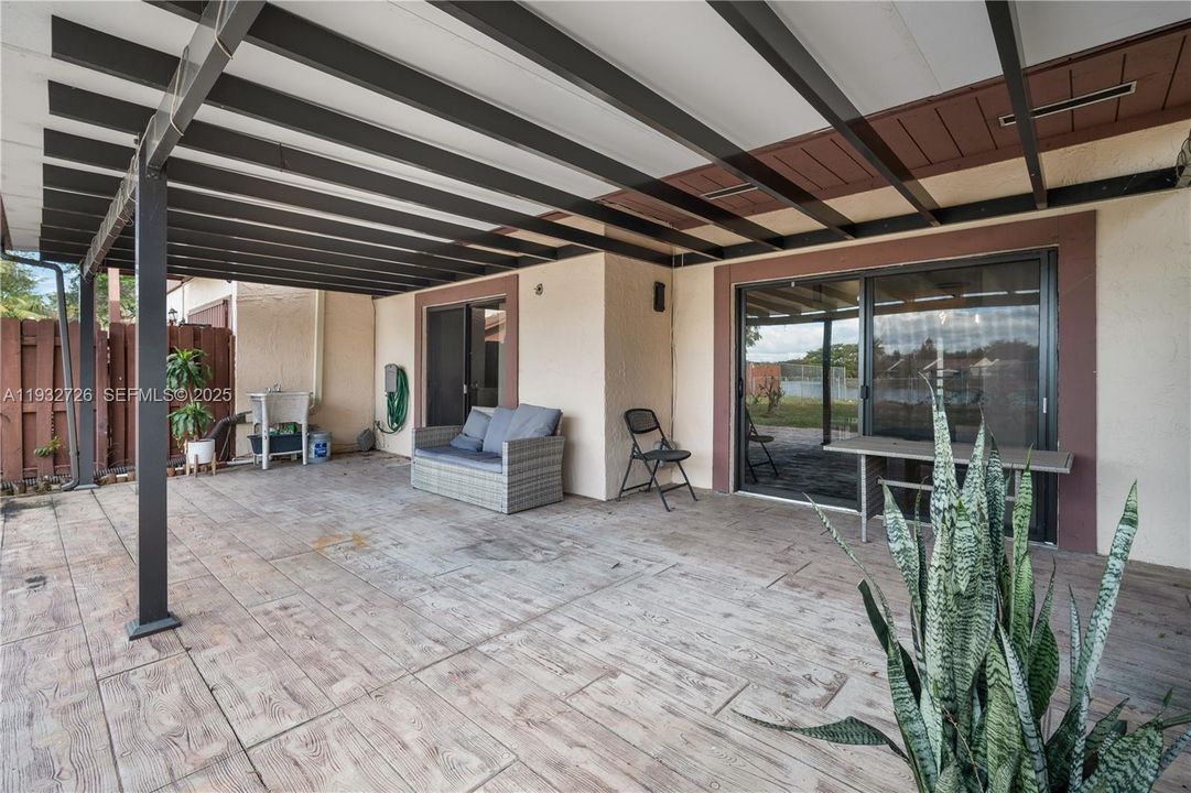 For Rent: $3,200 (3 beds, 2 baths, 1369 Square Feet)