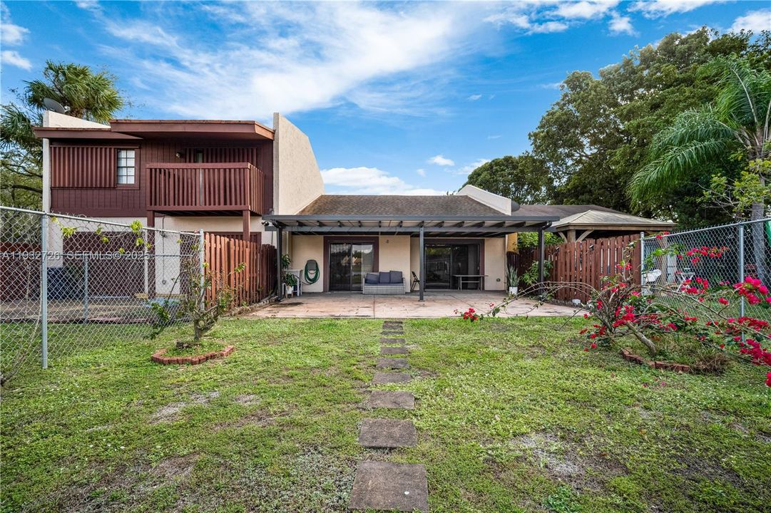 For Rent: $3,200 (3 beds, 2 baths, 1369 Square Feet)