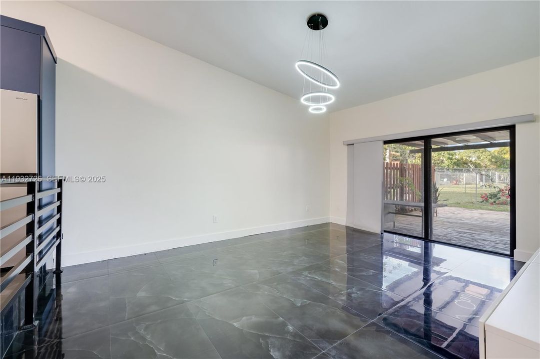 For Rent: $3,200 (3 beds, 2 baths, 1369 Square Feet)