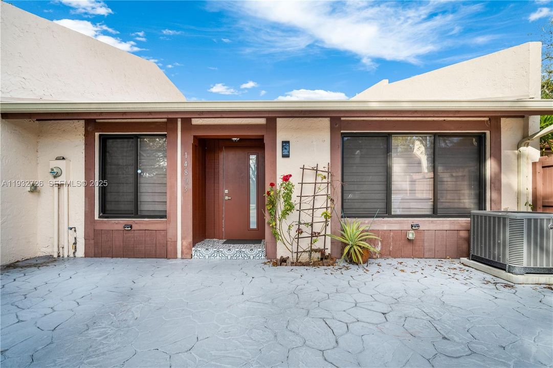 For Rent: $3,200 (3 beds, 2 baths, 1369 Square Feet)