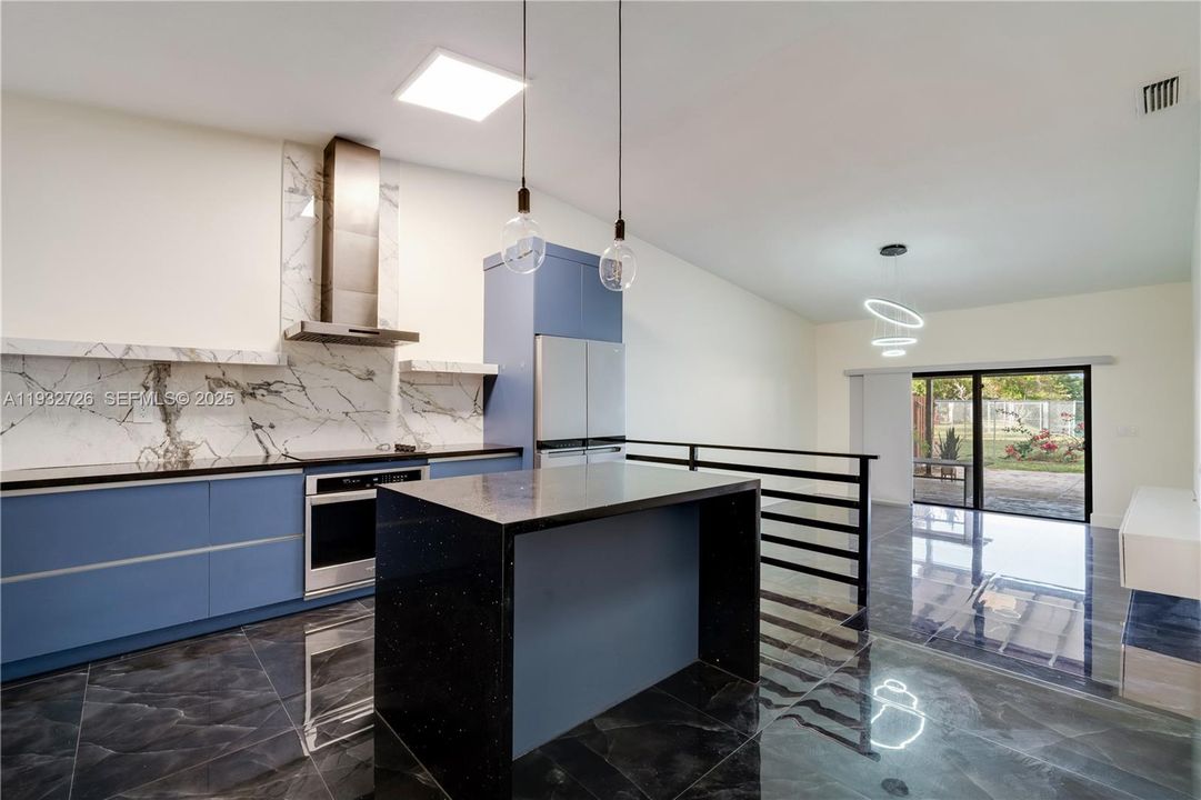 For Rent: $3,200 (3 beds, 2 baths, 1369 Square Feet)