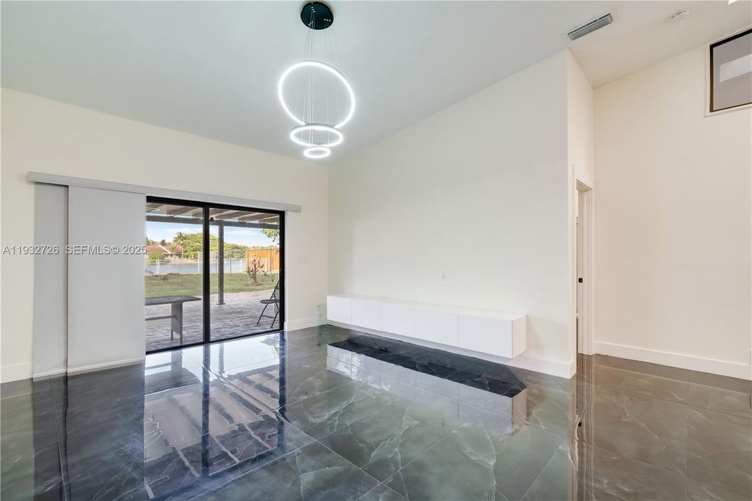 For Rent: $3,200 (3 beds, 2 baths, 1369 Square Feet)