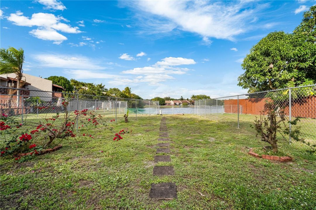 For Rent: $3,200 (3 beds, 2 baths, 1369 Square Feet)