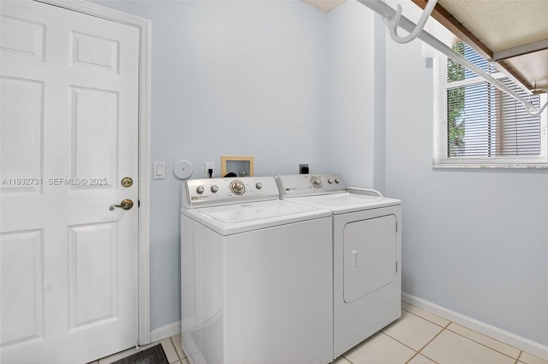 For Sale: $615,000 (3 beds, 2 baths, 1864 Square Feet)