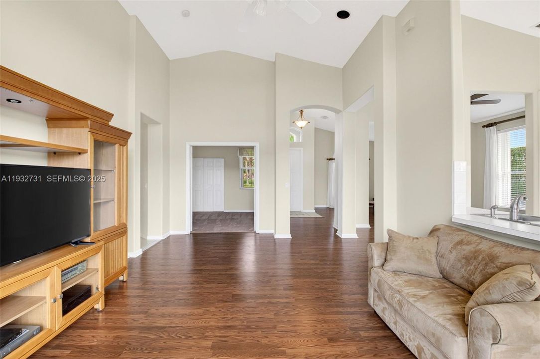 For Sale: $615,000 (3 beds, 2 baths, 1864 Square Feet)