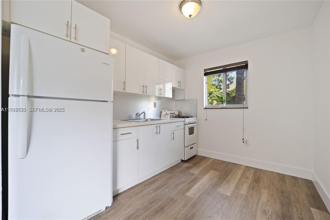 出租: $2,450 (2 贝兹, 1 浴室, 753 平方英尺)