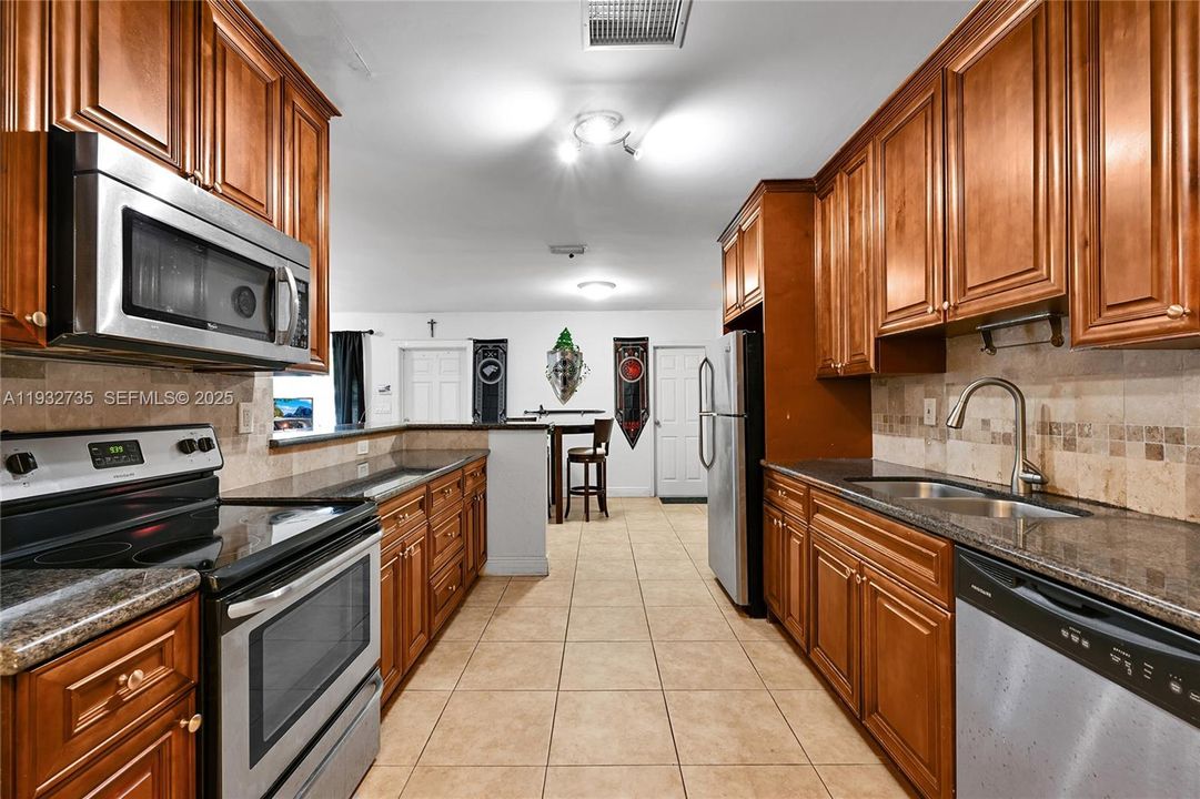 For Sale: $400,000 (3 beds, 2 baths, 1282 Square Feet)