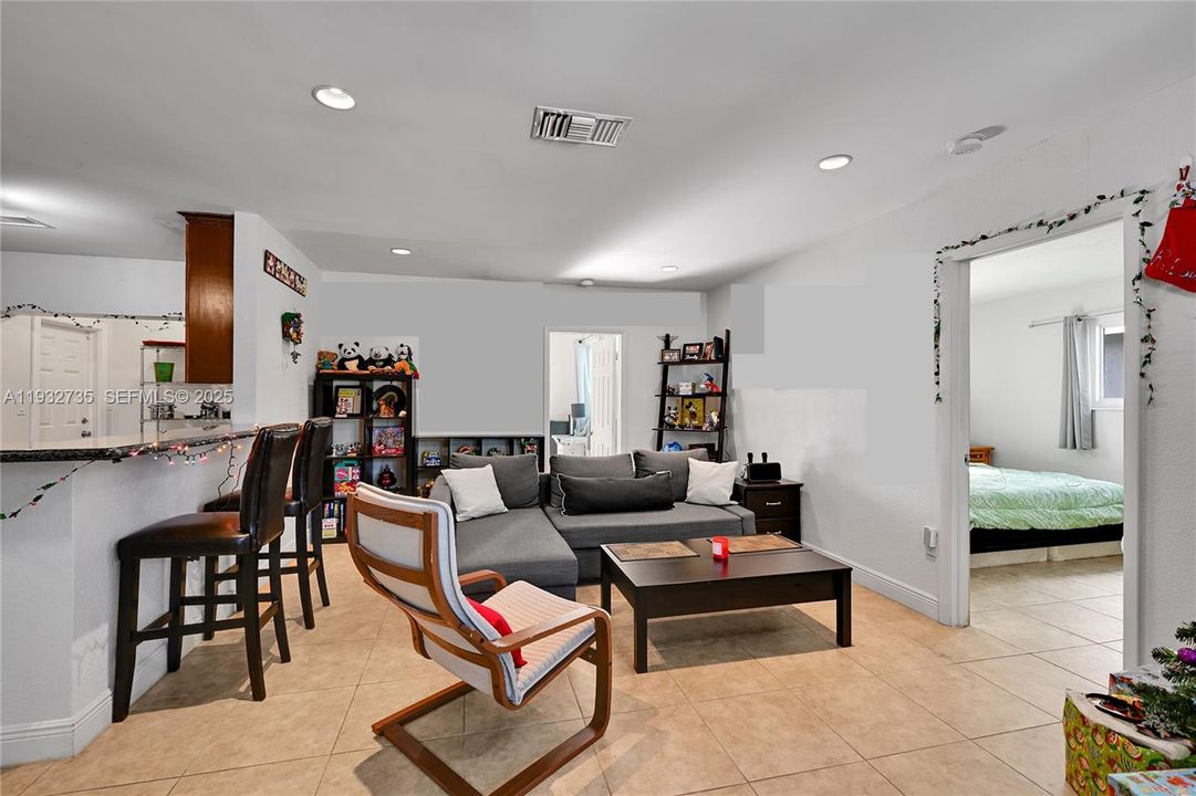 For Sale: $400,000 (3 beds, 2 baths, 1282 Square Feet)