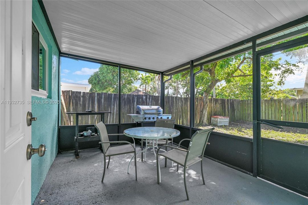 For Sale: $400,000 (3 beds, 2 baths, 1282 Square Feet)