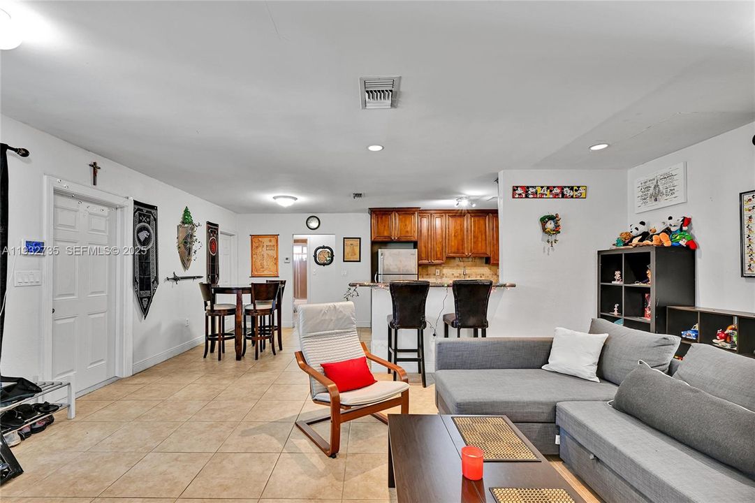 For Sale: $400,000 (3 beds, 2 baths, 1282 Square Feet)