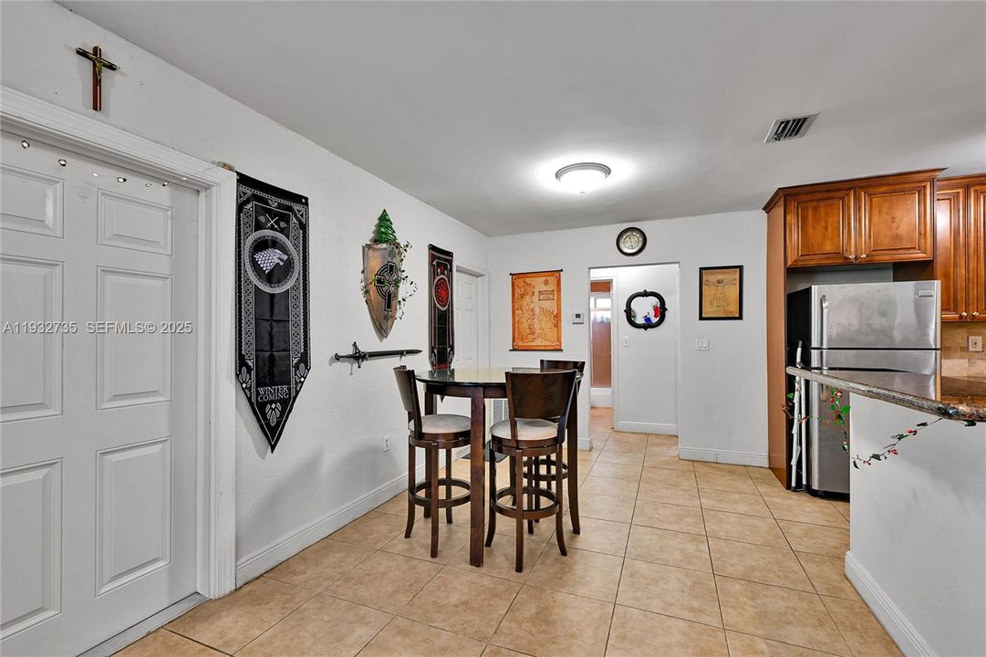 For Sale: $400,000 (3 beds, 2 baths, 1282 Square Feet)