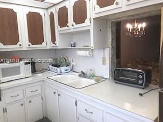 For Sale: $159,900 (1 beds, 1 baths, 898 Square Feet)