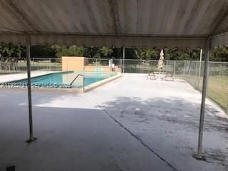 For Sale: $159,900 (1 beds, 1 baths, 898 Square Feet)