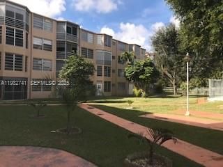 For Sale: $159,900 (1 beds, 1 baths, 898 Square Feet)