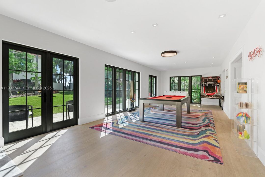 For Rent: $80,000 (6 beds, 9 baths, 9121 Square Feet)