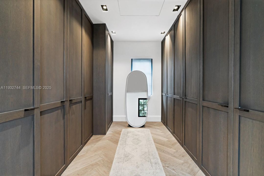 For Rent: $80,000 (6 beds, 9 baths, 9121 Square Feet)