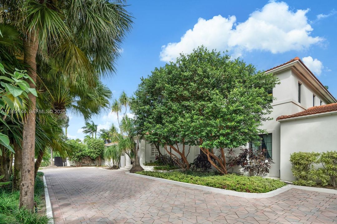 For Rent: $80,000 (6 beds, 9 baths, 9121 Square Feet)