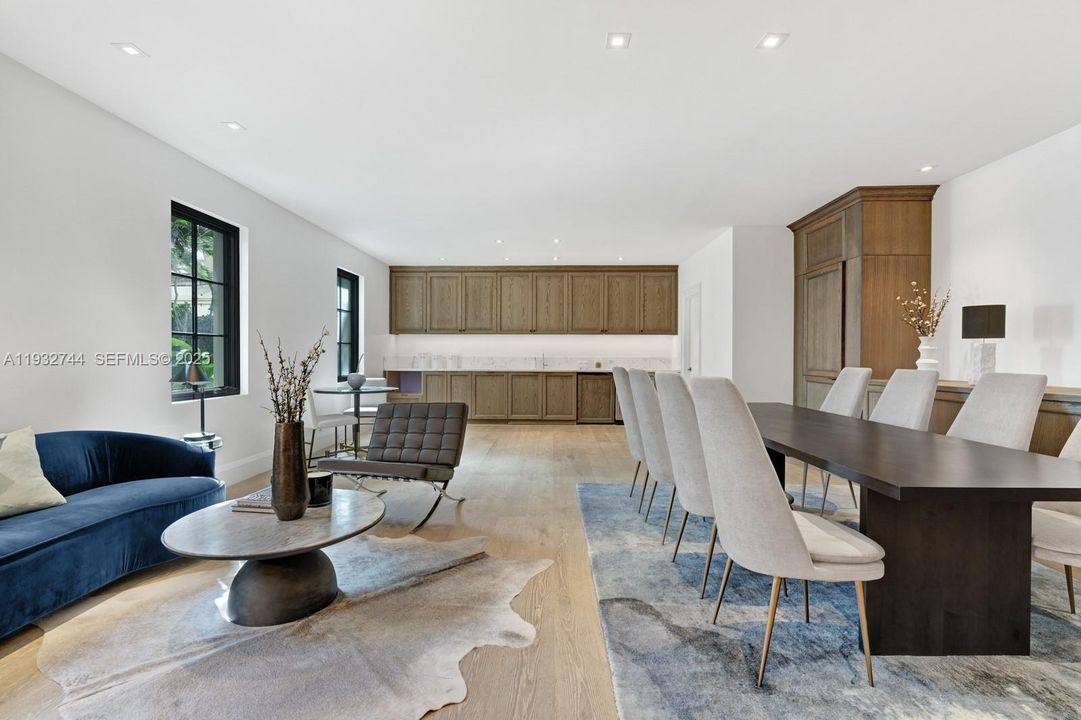 For Rent: $80,000 (6 beds, 9 baths, 9121 Square Feet)