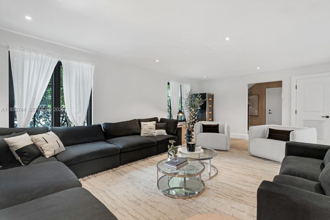 For Rent: $80,000 (6 beds, 9 baths, 9121 Square Feet)