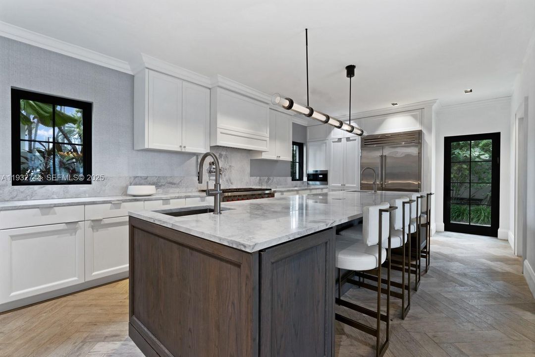 For Rent: $80,000 (6 beds, 9 baths, 9121 Square Feet)