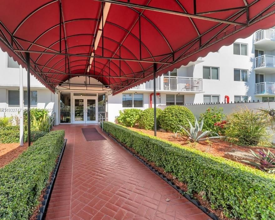 For Rent: $1,850 (2 beds, 1 baths, 760 Square Feet)