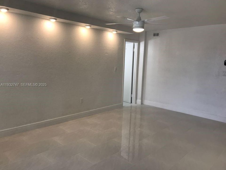 For Rent: $1,850 (2 beds, 1 baths, 760 Square Feet)