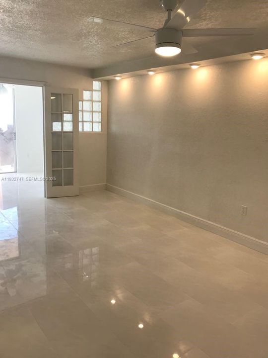 For Rent: $1,850 (2 beds, 1 baths, 760 Square Feet)