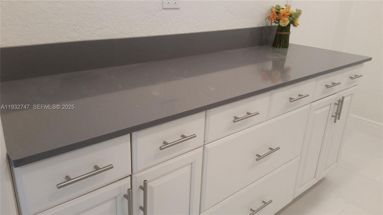 For Rent: $1,850 (2 beds, 1 baths, 760 Square Feet)