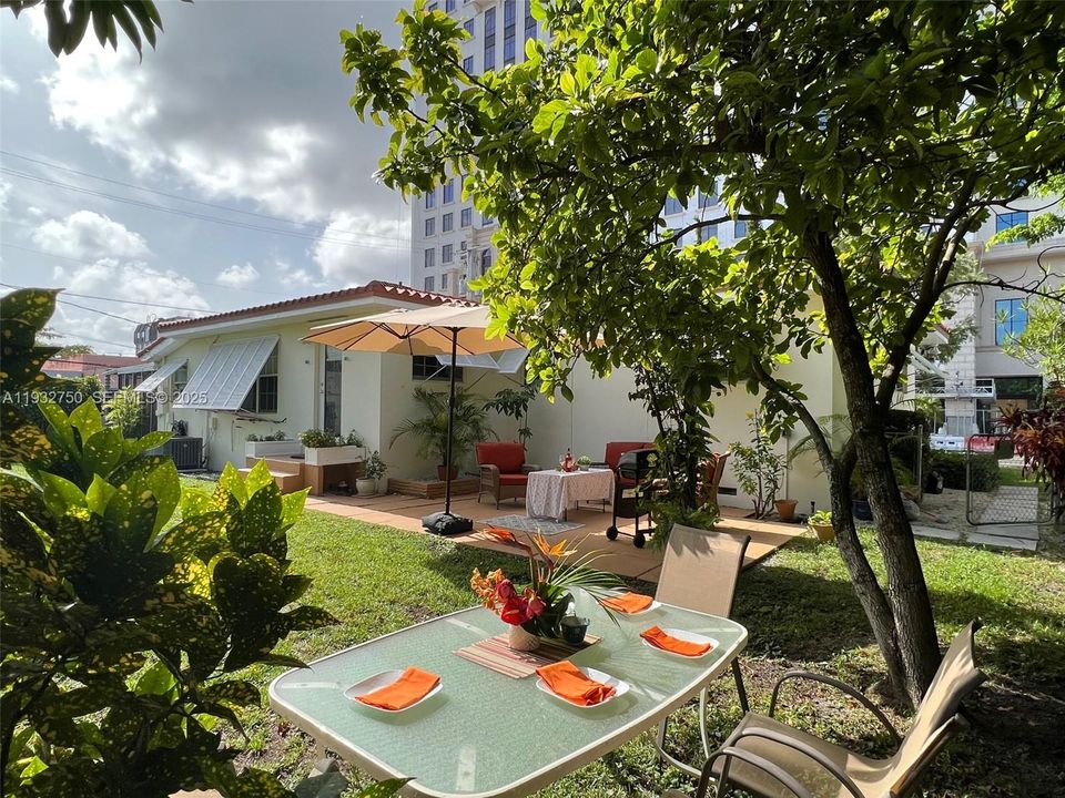 出租: $4,950 (3 贝兹, 2 浴室, 1394 平方英尺)