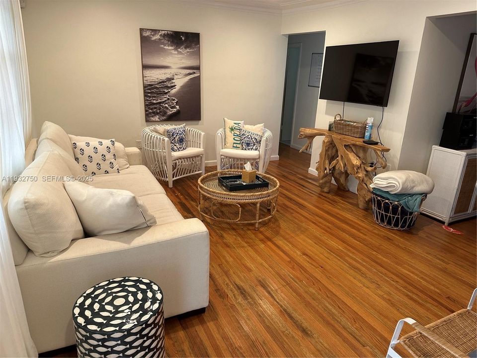 出租: $4,950 (3 贝兹, 2 浴室, 1394 平方英尺)