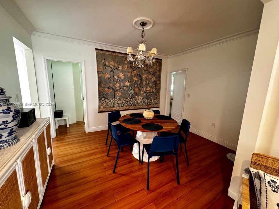 出租: $4,950 (3 贝兹, 2 浴室, 1394 平方英尺)