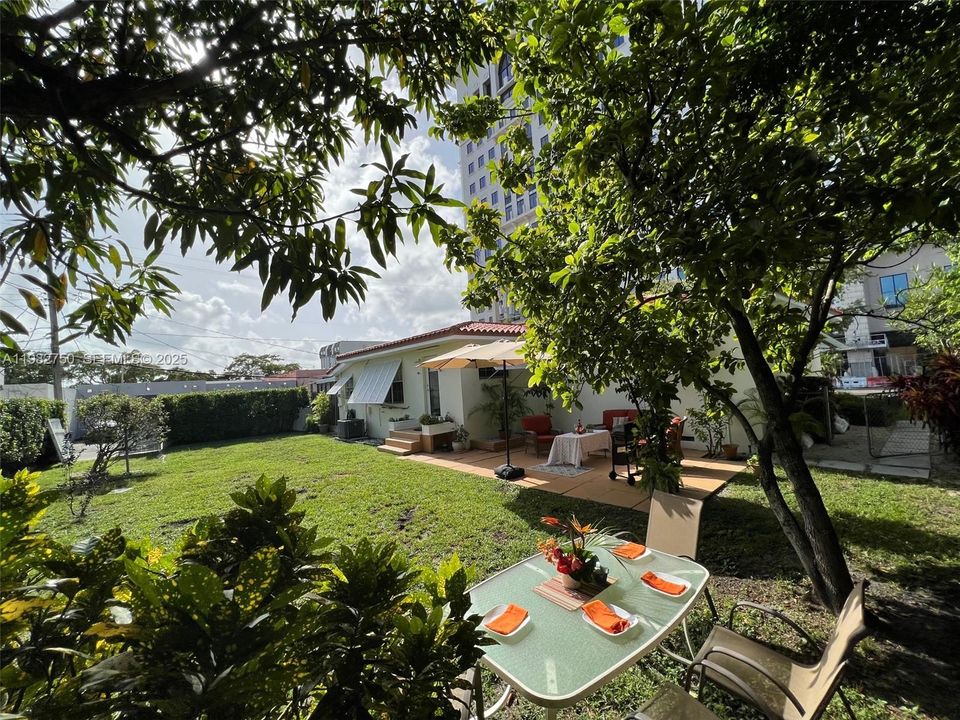 出租: $4,950 (3 贝兹, 2 浴室, 1394 平方英尺)