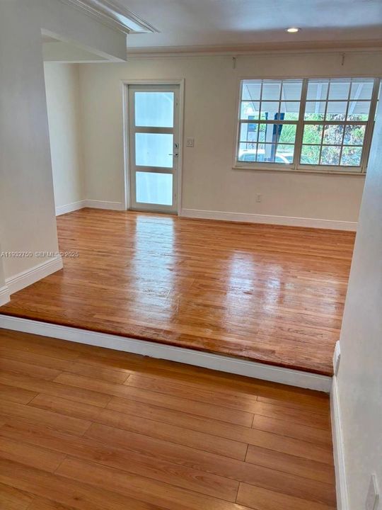 出租: $4,950 (3 贝兹, 2 浴室, 1394 平方英尺)