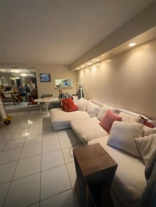 For Sale: $109,000 (1 beds, 1 baths, 800 Square Feet)