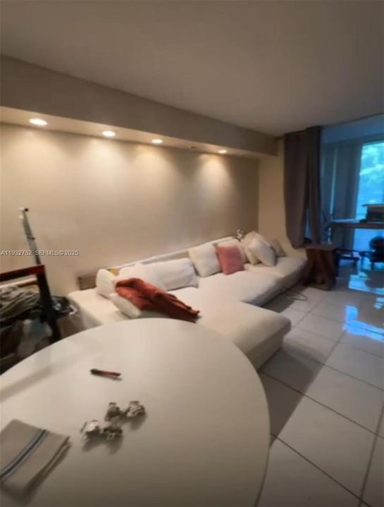 For Sale: $109,000 (1 beds, 1 baths, 800 Square Feet)