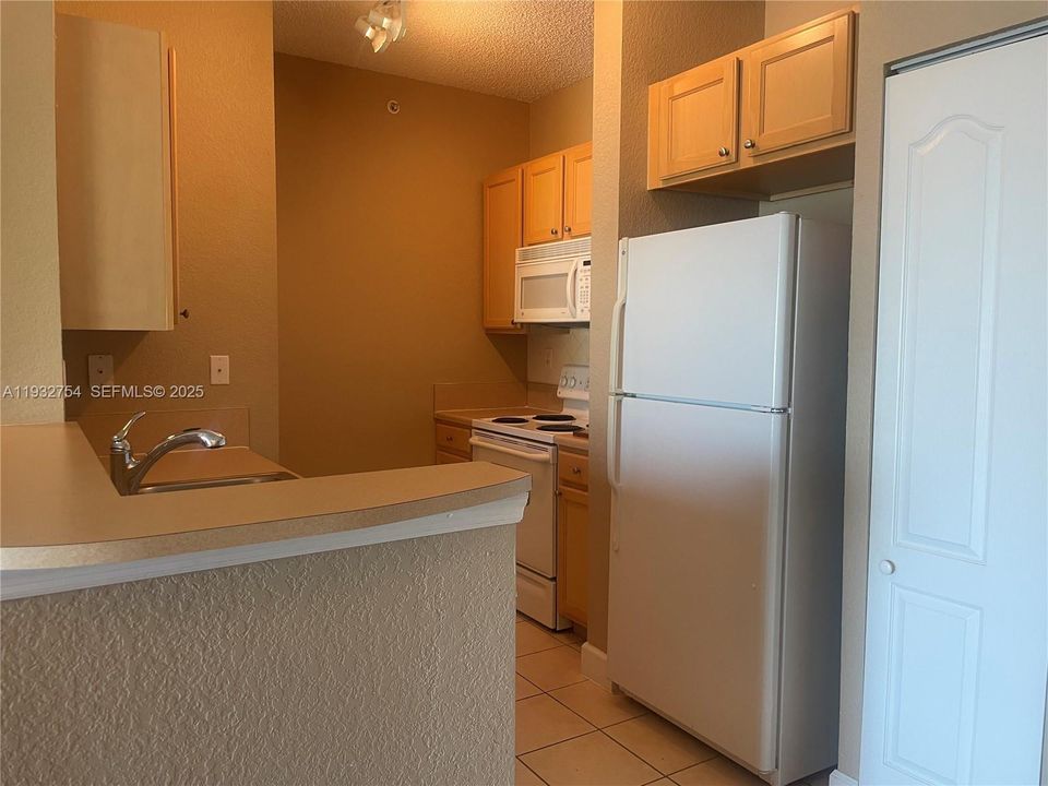 For Sale: $310,000 (1 beds, 1 baths, 652 Square Feet)