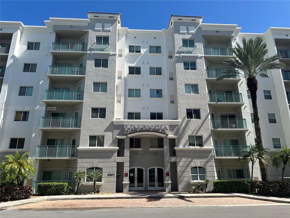 For Sale: $310,000 (1 beds, 1 baths, 652 Square Feet)