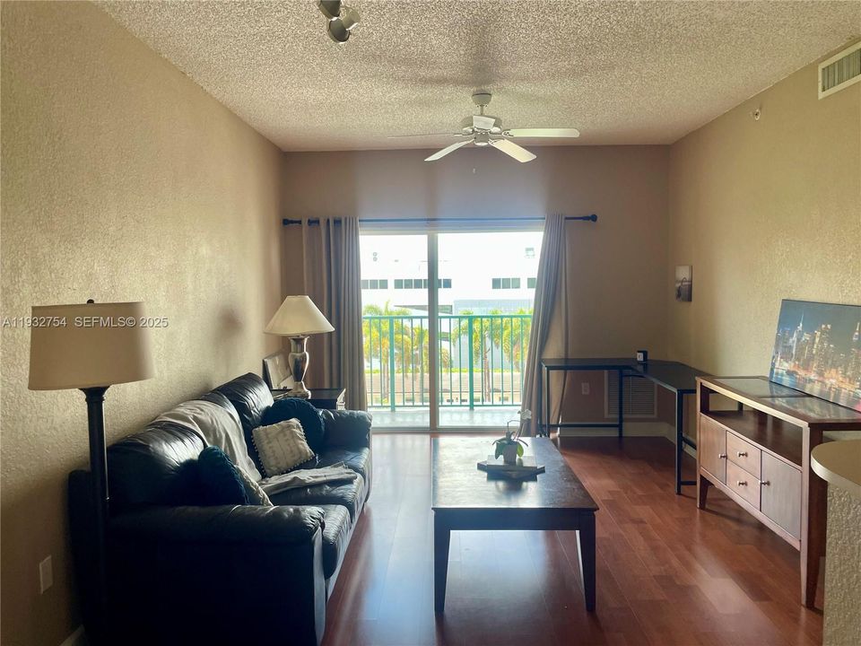 For Sale: $310,000 (1 beds, 1 baths, 652 Square Feet)