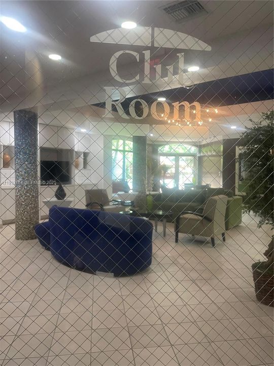 For Sale: $310,000 (1 beds, 1 baths, 652 Square Feet)