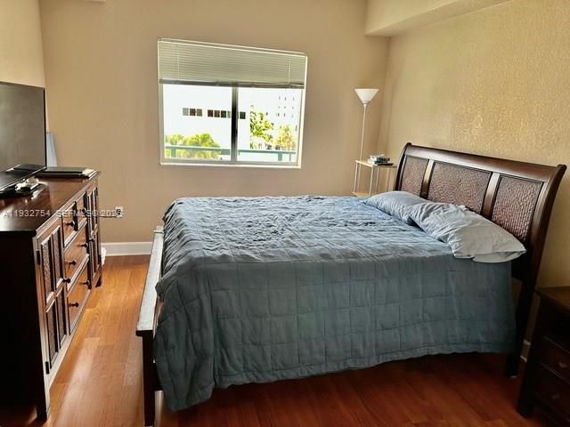 For Sale: $310,000 (1 beds, 1 baths, 652 Square Feet)