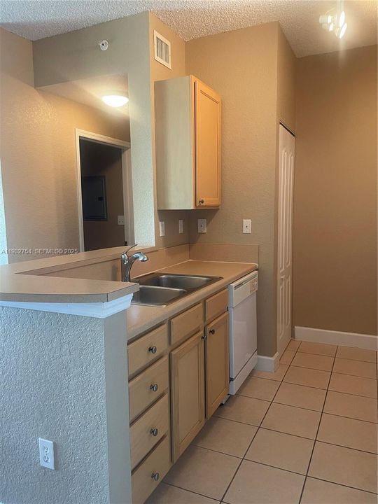For Sale: $310,000 (1 beds, 1 baths, 652 Square Feet)