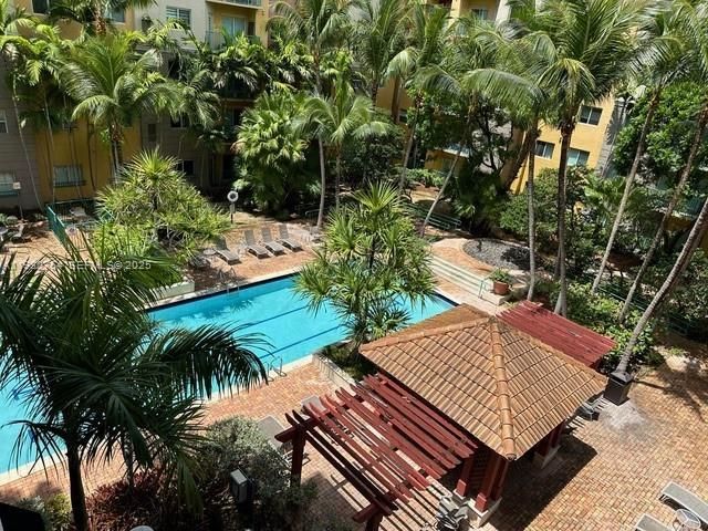 For Sale: $310,000 (1 beds, 1 baths, 652 Square Feet)