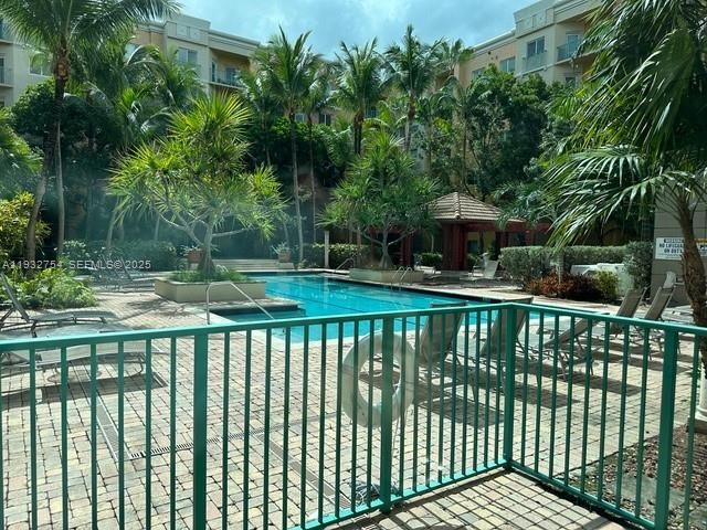 For Sale: $310,000 (1 beds, 1 baths, 652 Square Feet)