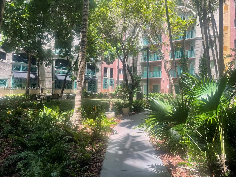 For Sale: $310,000 (1 beds, 1 baths, 652 Square Feet)